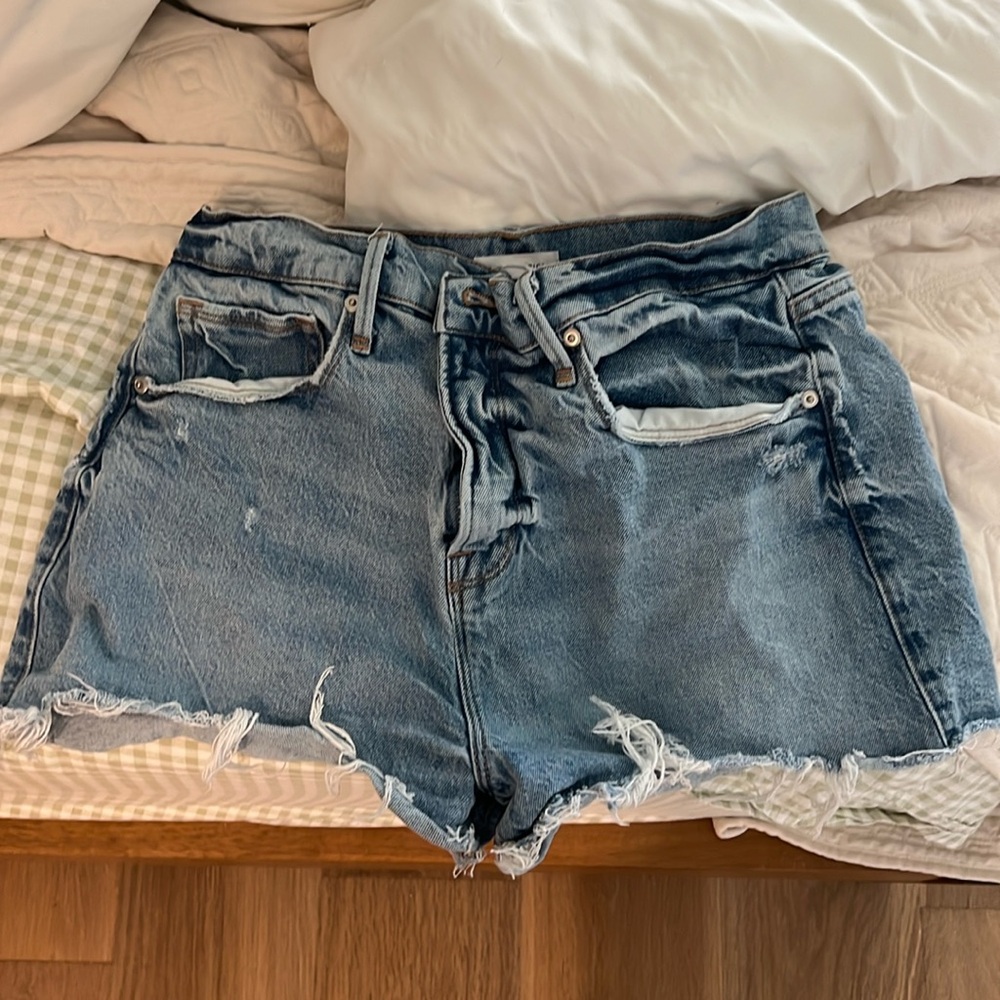 Good American 90s Jean shorts (the BEST shorts)